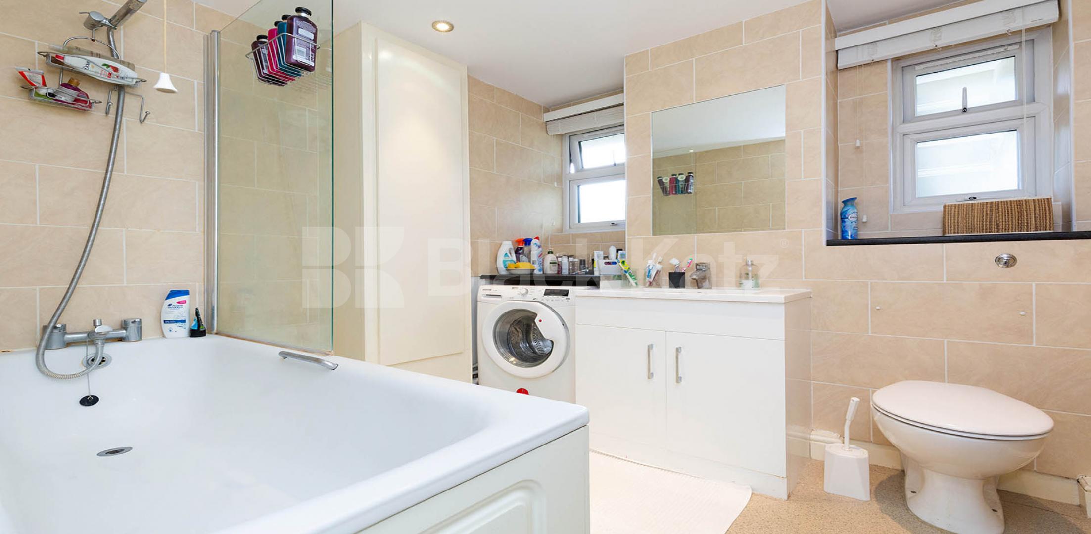 			PERFECT FOR 3 SHARERS!, 3 Bedroom, 1 bath, 1 reception Flat			 King Square, CLERKENWELL